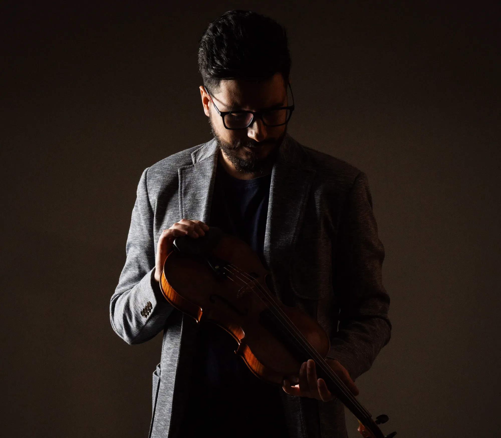 Álvaro Guzmán, violinista profesional chileno con 14 años de trayectoria orquestal y de cámara